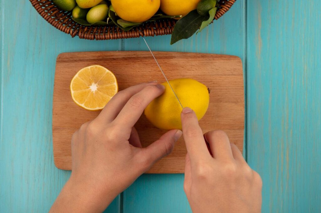 Pulizie naturali con limone e scarti di limone - Taglio limone