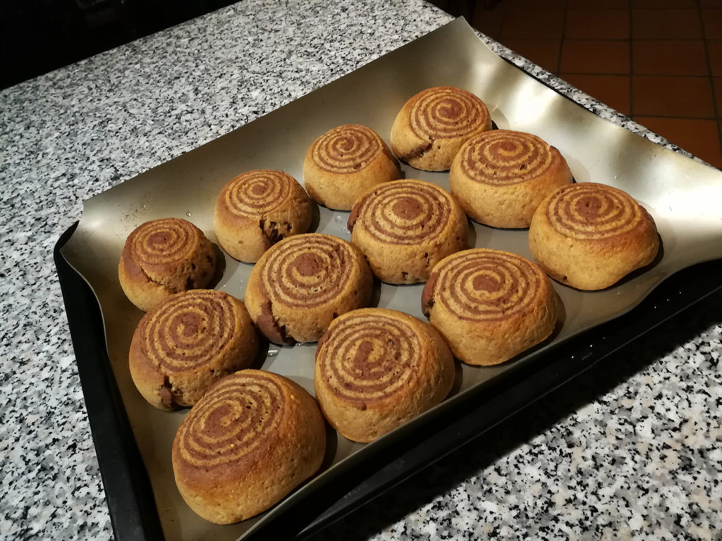 Girelle bicolor con avanzi di pasta madre