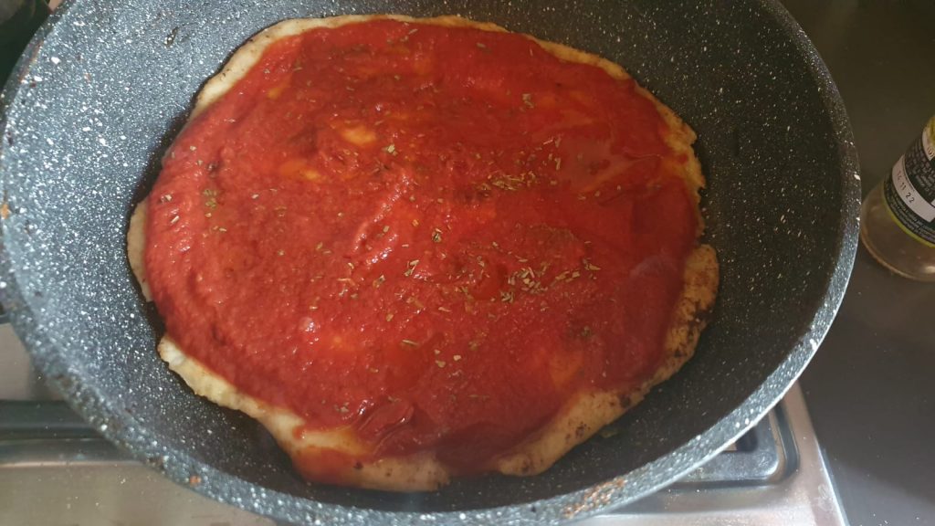 Pizza in padella - Passata pomodoro