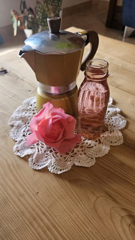 Acqua di rose con metodo della Caffettiera - Infusotto di Lucia