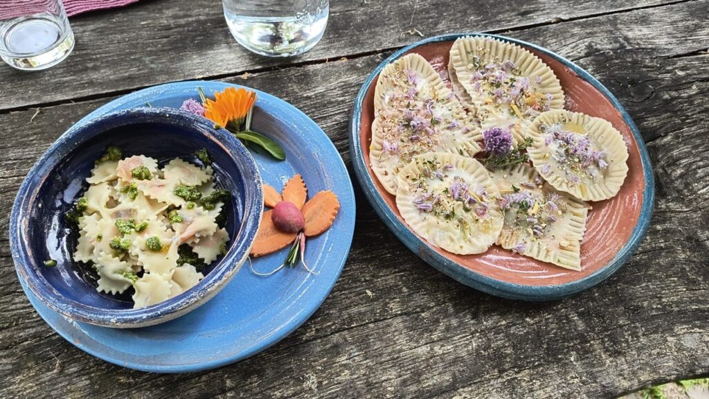 Pasta fresca con fiori ed erbe spontanee - Farfalle Pasta fresca con fiori ed erbe spontanee - Farfalle