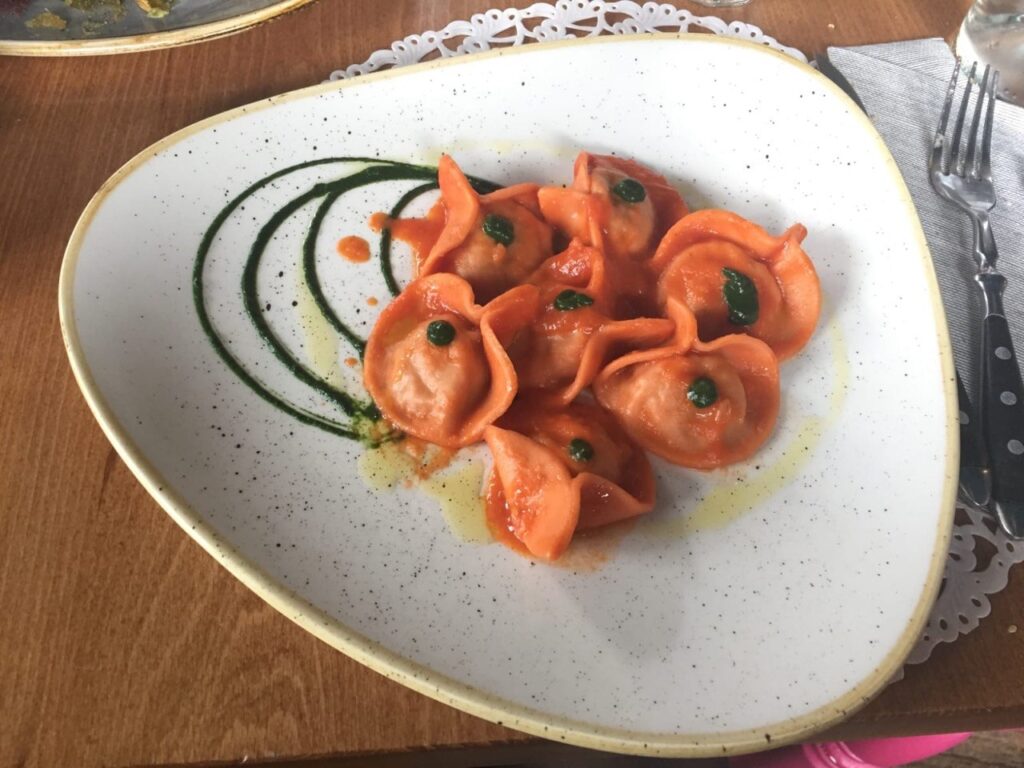 Pasta fresca con fiori ed erbe spontanee - Tortelli Pasta fresca con fiori ed erbe spontanee - Tortelli