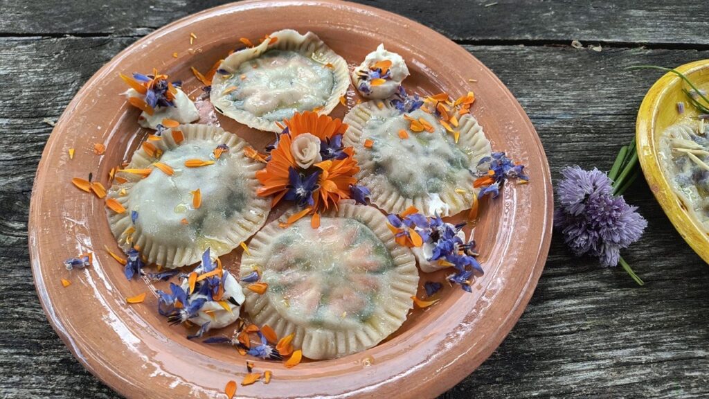 Pasta fresca con fiori ed erbe spontanee - Ravioli Pasta fresca con fiori ed erbe spontanee - Ravioli